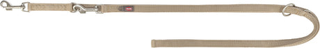 Beige Hundeleine mit zwei Karabinern und gewebtem Stoff, Markenlabel "TRIXIE" sichtbar.