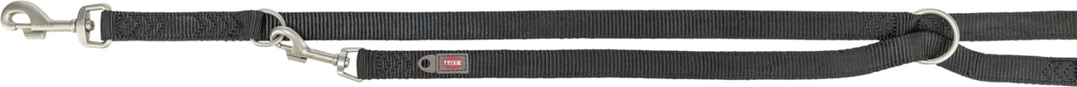 Schwarzes, verstellbares Hundehalsband mit Metallverschlüssen und einem Trixie-Logo auf dem Band.
