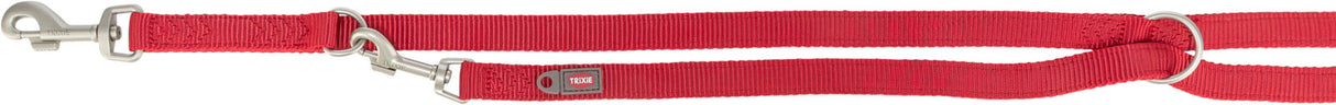 Rote Hundeleine aus Stoff mit zwei silbernen Karabinern und einem Metallring, Text "Trixie" sichtbar.