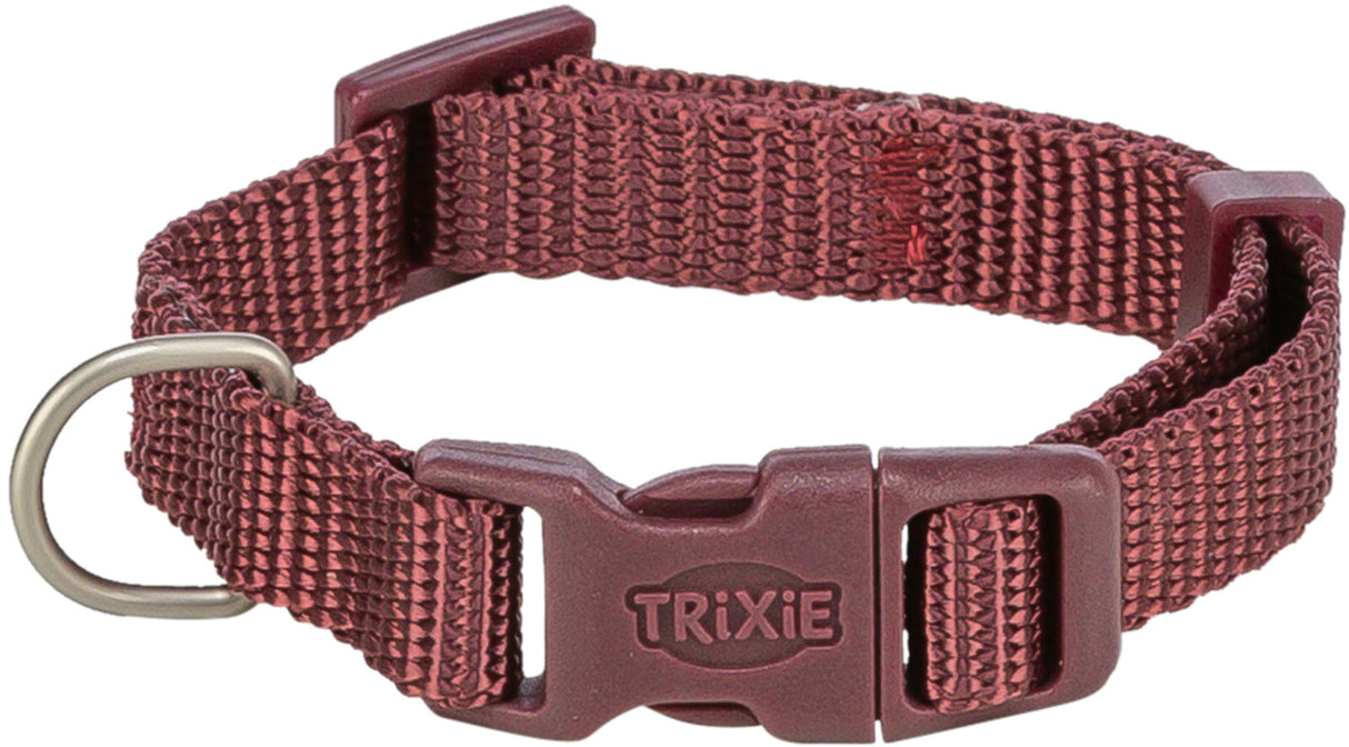 Rotes Hundehalsband aus robustem Material mit Plastikschnalle und Metallring; Markenlogo "Trixie" sichtbar.