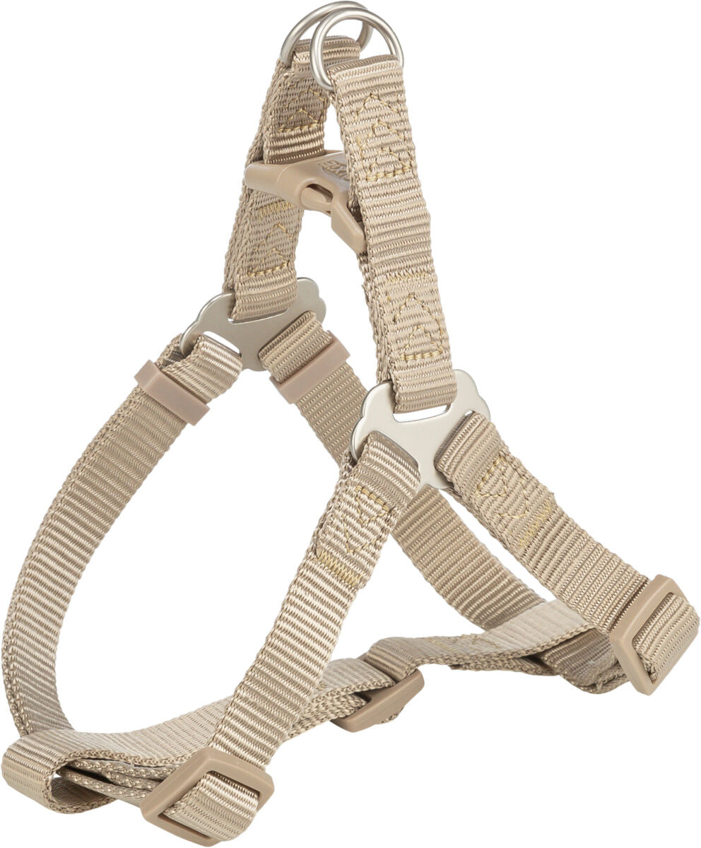 Beige Hundegeschirr mit verstellbaren Riemen und Metallschnallen.