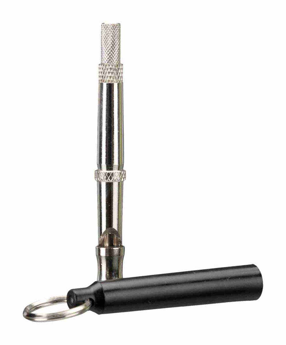 Metallpfeife mit geriffeltem Griff und schwarzem abnehmbarem Deckel, Schlüsselring am Ende befestigt.