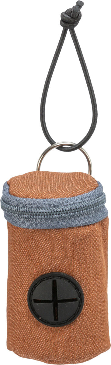 Kleiner brauner Beutel mit Reißverschluss und schwarzem Spender auf der Vorderseite sowie Kordel zum Aufhängen.