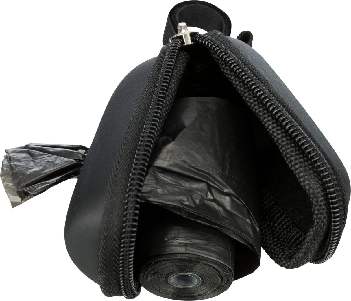 Schwarze Tasche mit Reißverschluss, teilweise geöffnet, zeigt darin schwarze Plastiktütenrolle.