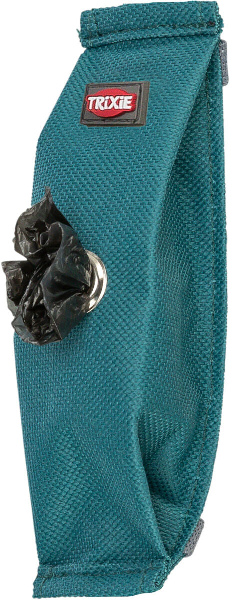 Teal Tasche mit schwarzem Müllbeutel und rotem Trixie-Logo auf genähtem Stoff.