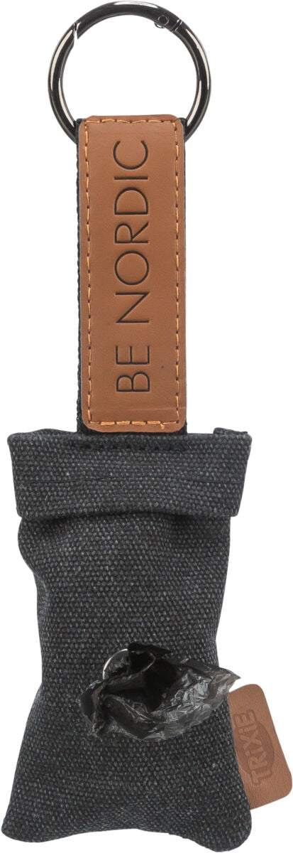 Schwarzer Taschenhalter mit brauner Schlaufe und Aufdruck "BE NORDIC", gefüllt mit schwarzen Tüten.