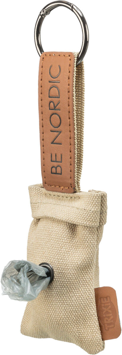 Beige Beutel mit texturiertem Stoff, braunem Aufhänger mit "BE NORDIC" Schriftzug und Schlüsselring, Plastiktüte teilweise sichtbar.