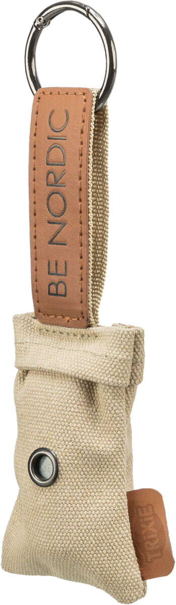 Beigefarbener Beutel mit Metallring und Lederakzent, Text "BE NORDIC" auf dem Griff sichtbar.