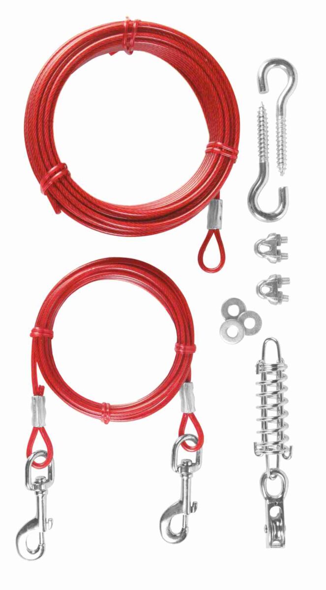 Rotes Hundeseil und Metallbefestigungen, einschließlich Klemmen, Haken und Feder, auf weißem Hintergrund.