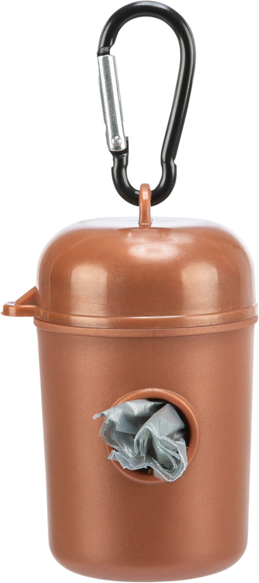 Brauner zylindrischer Behälter mit einem schwarzen Karabinerhaken oben und einer Öffnung mit herausragendem Plastikbeutel.