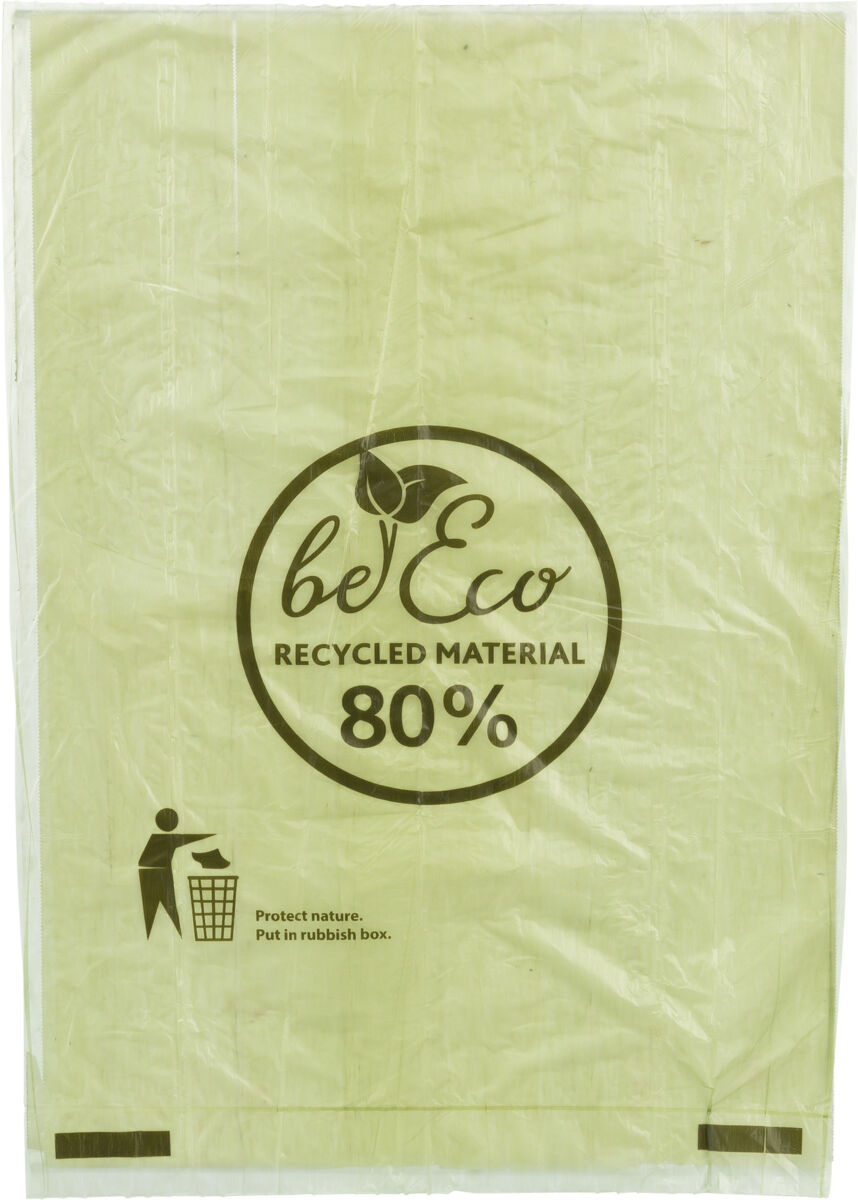 Hellgrüner Plastikbeutel mit Aufdruck "be Eco", "RECYCLED MATERIAL 80%", Bild von Person, die Müll wegwirft.