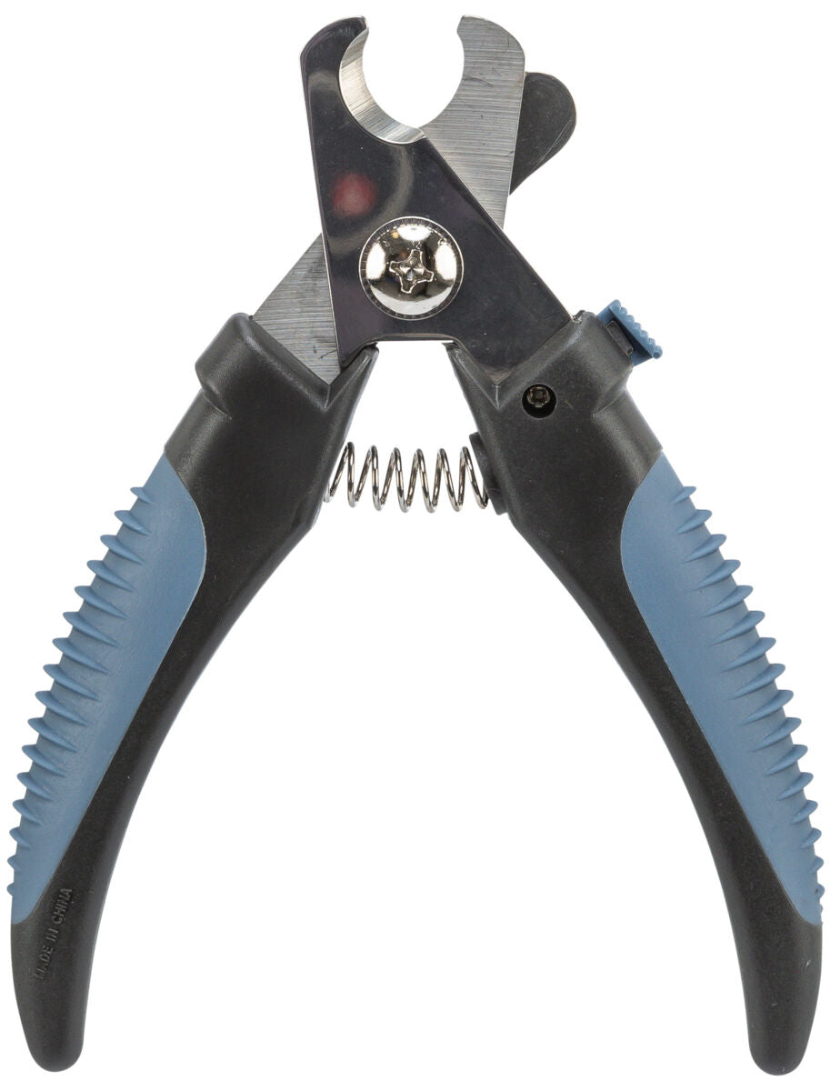 Nagelknipser mit schwarzem und blauem, geriffelten Griff, silberne Schneideklingen und Federmechanismus.