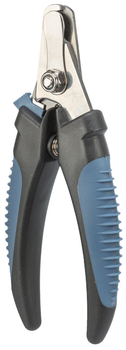 Nagelknipser mit schwarzen und blauen, geriffelten Griffen und silberner Klinge, Nahaufnahme.