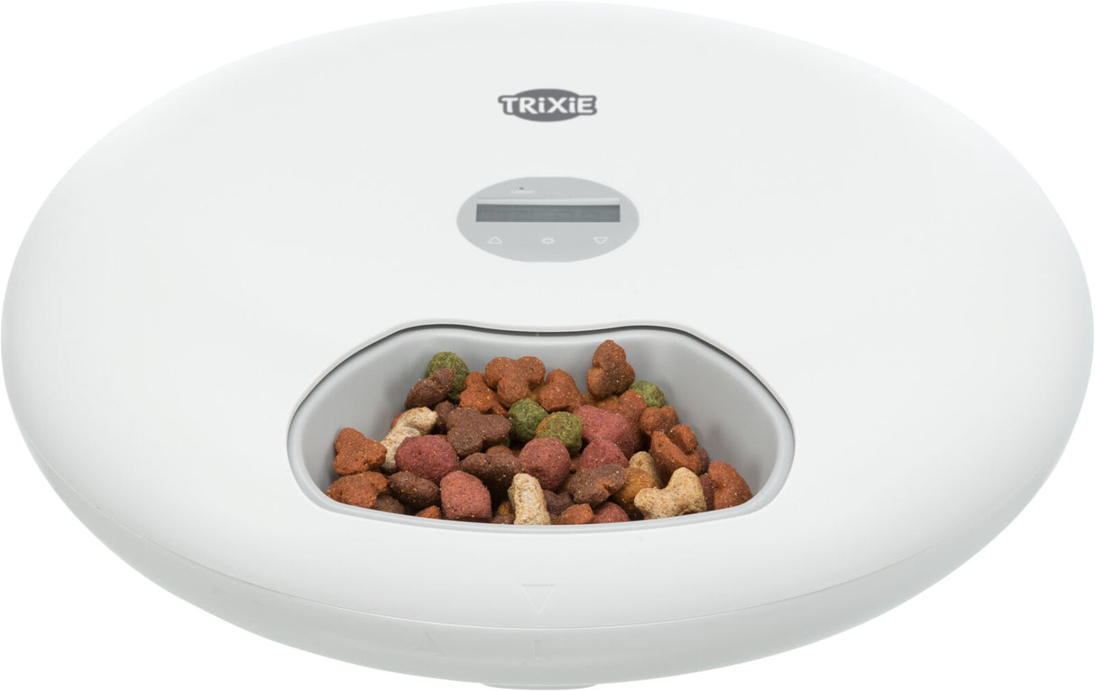 Runde, weiße, automatische Futterstation mit digitaler Anzeige und Trockenfutter in der mittigen Schale.