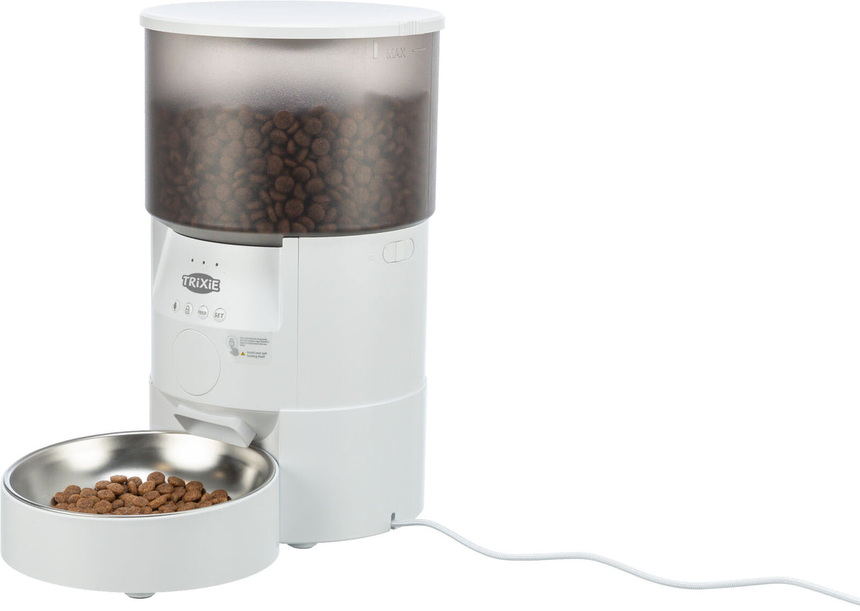 Automatischer Futterspender in Weiß mit transparentem Behälter, gefüllt mit braunen Pellets, und Metallschale.