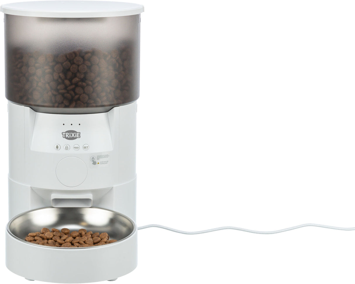 Automatischer Futterspender in Weiß mit durchscheinendem Behälter und Metallschale, gefüllt mit braunem Trockenfutter.