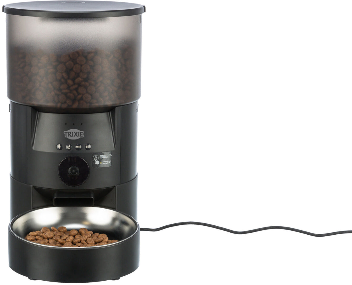 Automatischer Futternapf mit schwarzem Gehäuse, transparentem Behälter oben und Schüssel unten, Netzkabel angeschlossen.