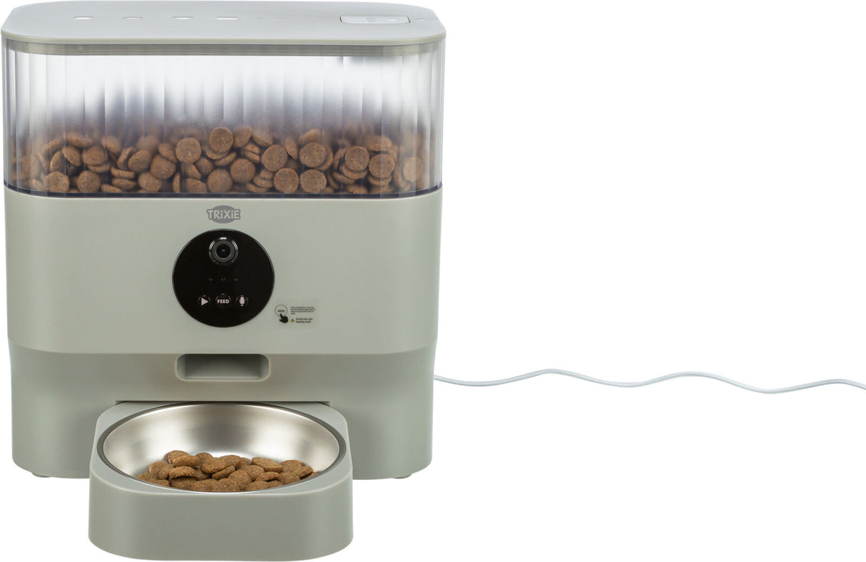 Automatischer Futterspender in Grau mit vollgefülltem Behälter und Schüssel, sichtbarer Markendruck, Kabelanschluss.