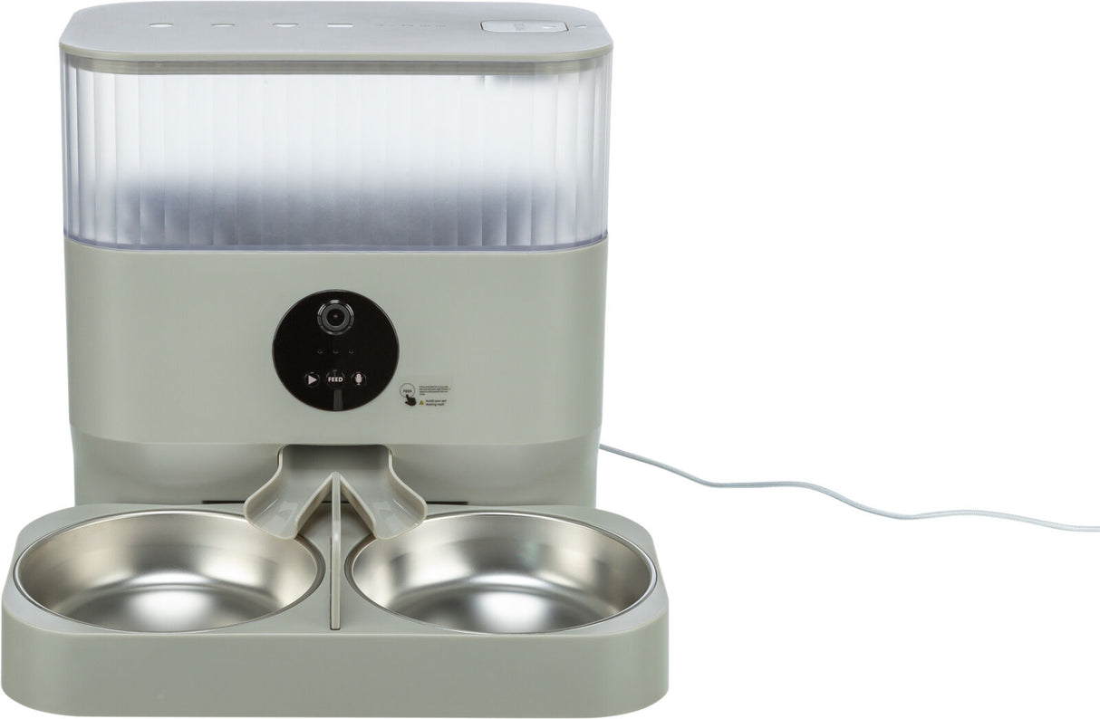 Automatischer Futterautomat mit zwei Edelstahlschüsseln und transparenter Abdeckung, verbunden mit einem Kabel.