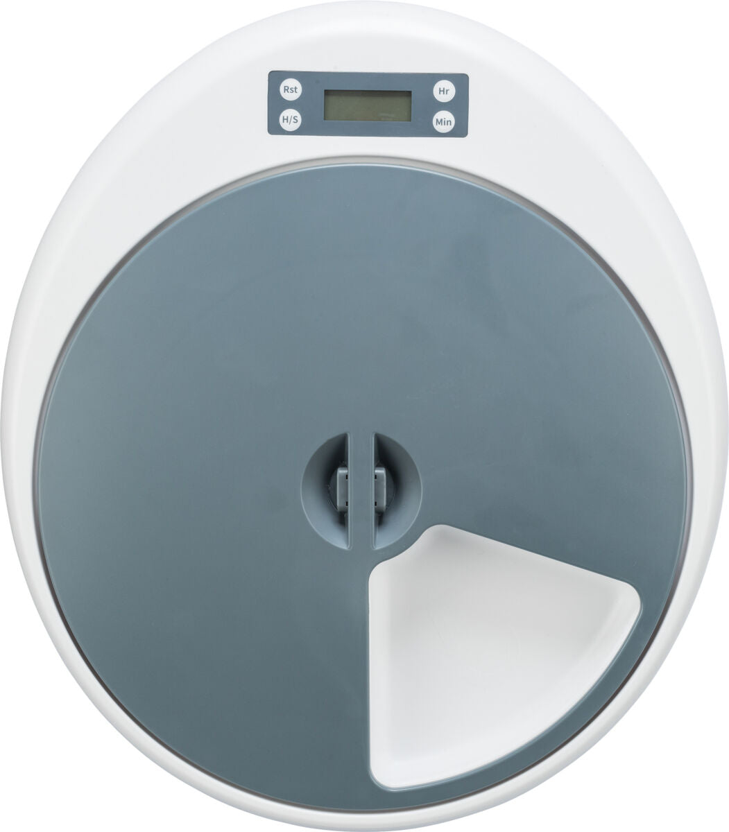 Rundes graues und weißes Gerät mit digitalem Display und Knöpfen; vermutlich ein automatischer Futterspender.