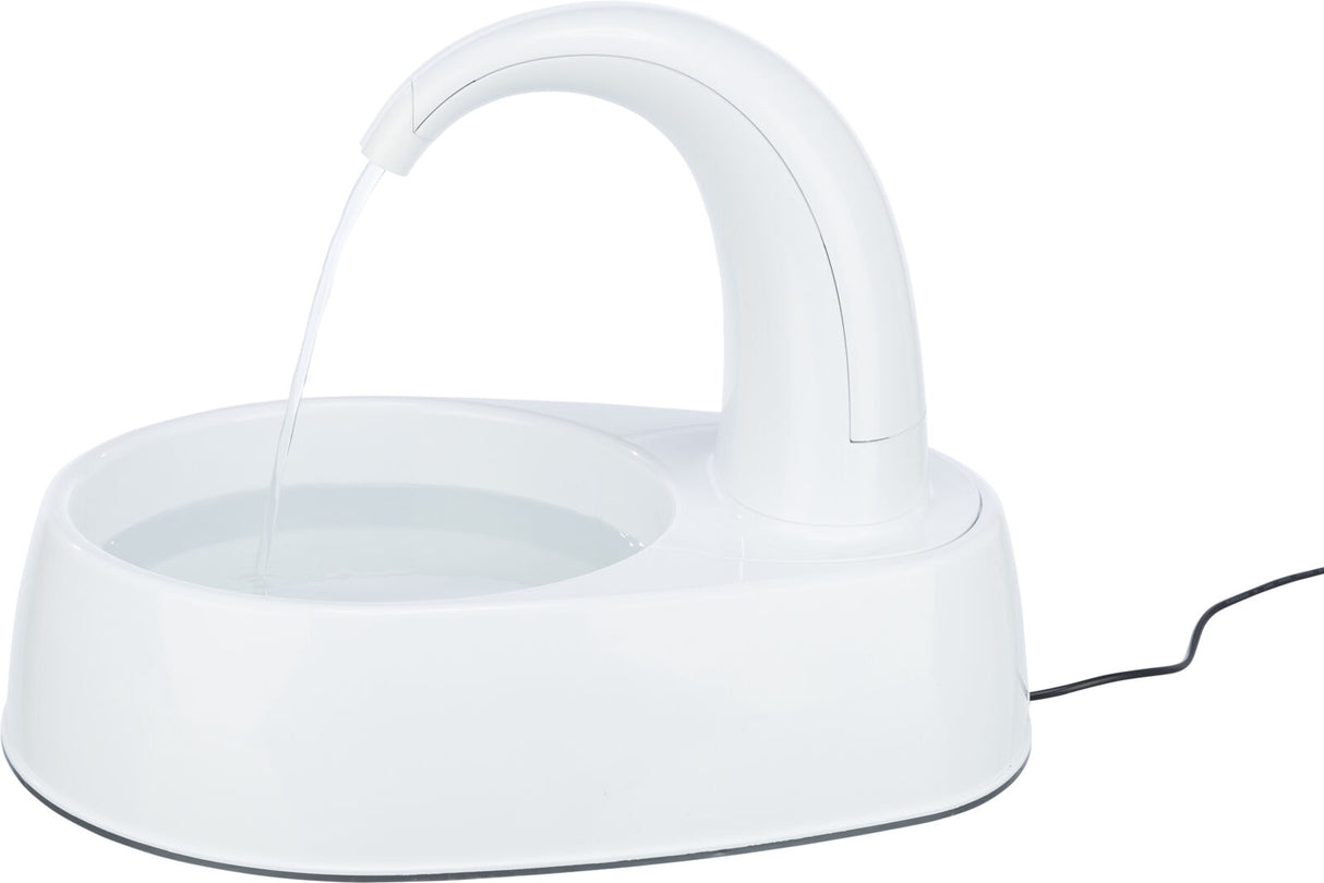 Weißer Trinkbrunnen mit gebogenem Auslaufrohr, aus dem Wasser in eine ovale Schale fließt, mit Netzkabel.