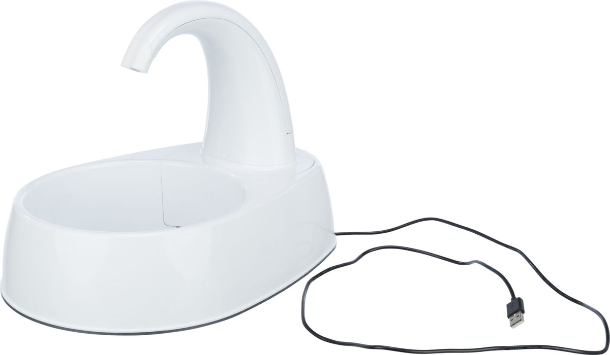 Weißer Trinkbrunnen mit gebogenem Auslauf und USB-Kabel auf weißem Hintergrund.