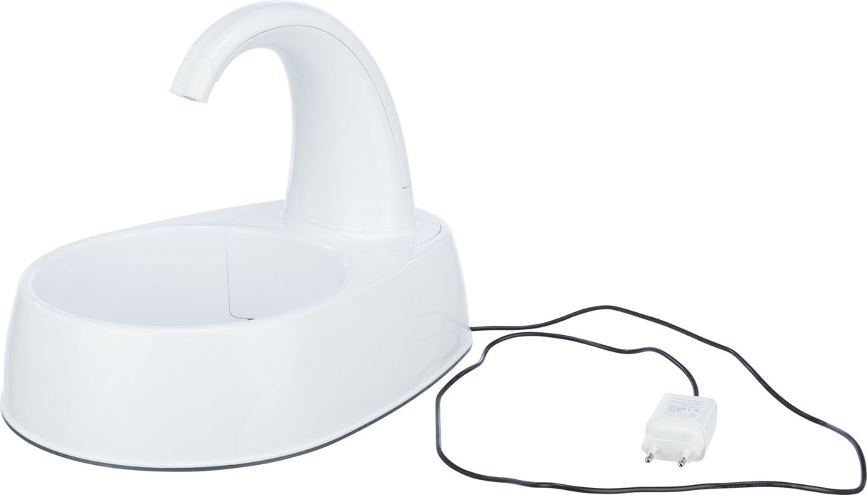 Weiße Trinkbrunnen mit gewölbtem Auslauf und einem langen schwarzen Kabel mit Netzteil, auf hellgrauem Hintergrund.