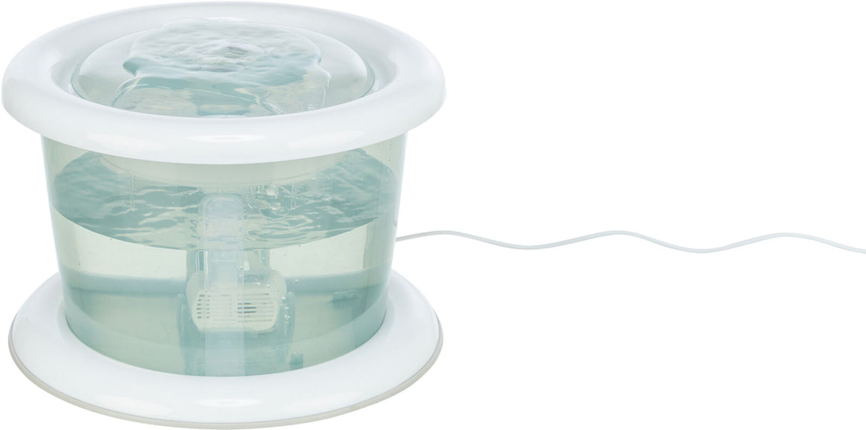 Transparenter runder Wasserbehälter aus Kunststoff mit weißem Rand und elektrischem Kabel, Wasser sichtbar.