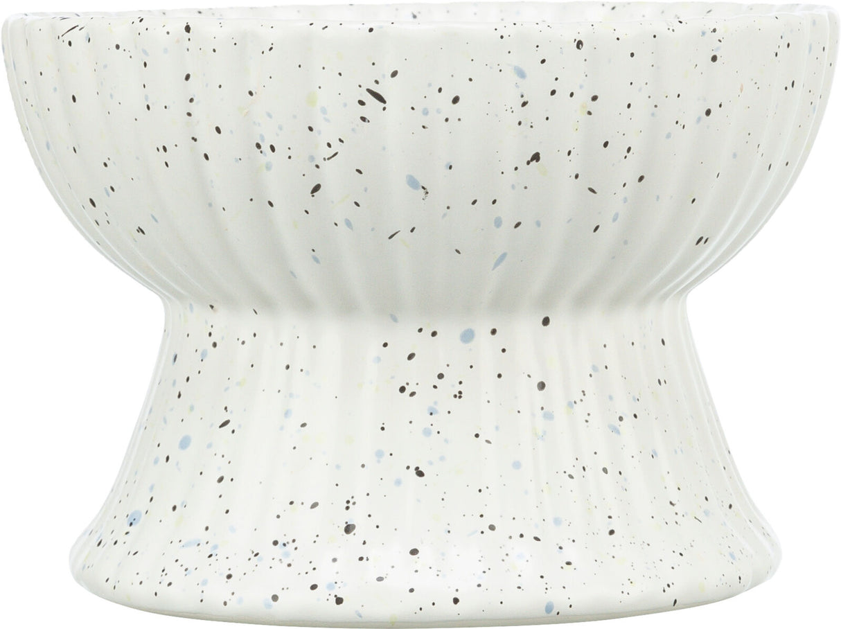 Weiße, gesprenkelte Schüssel mit erhabenem, geripptem Design und breitem Fuß.