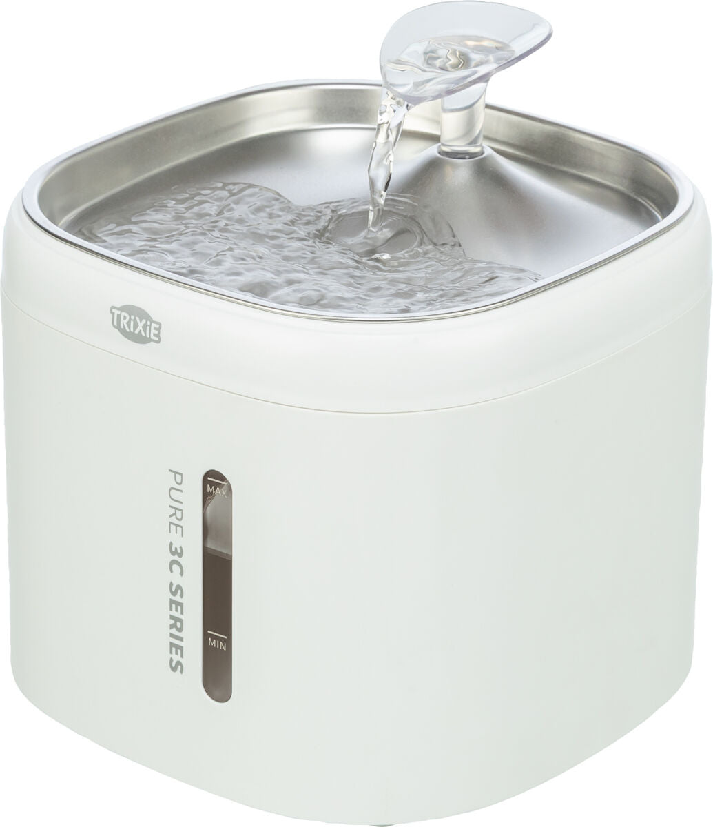 Weiße, quadratische Wasserfontäne mit Edelstahloberfläche, Wasser fließt in einen kleinen Behälter, Aufschrift "PURE 3C SERIES".