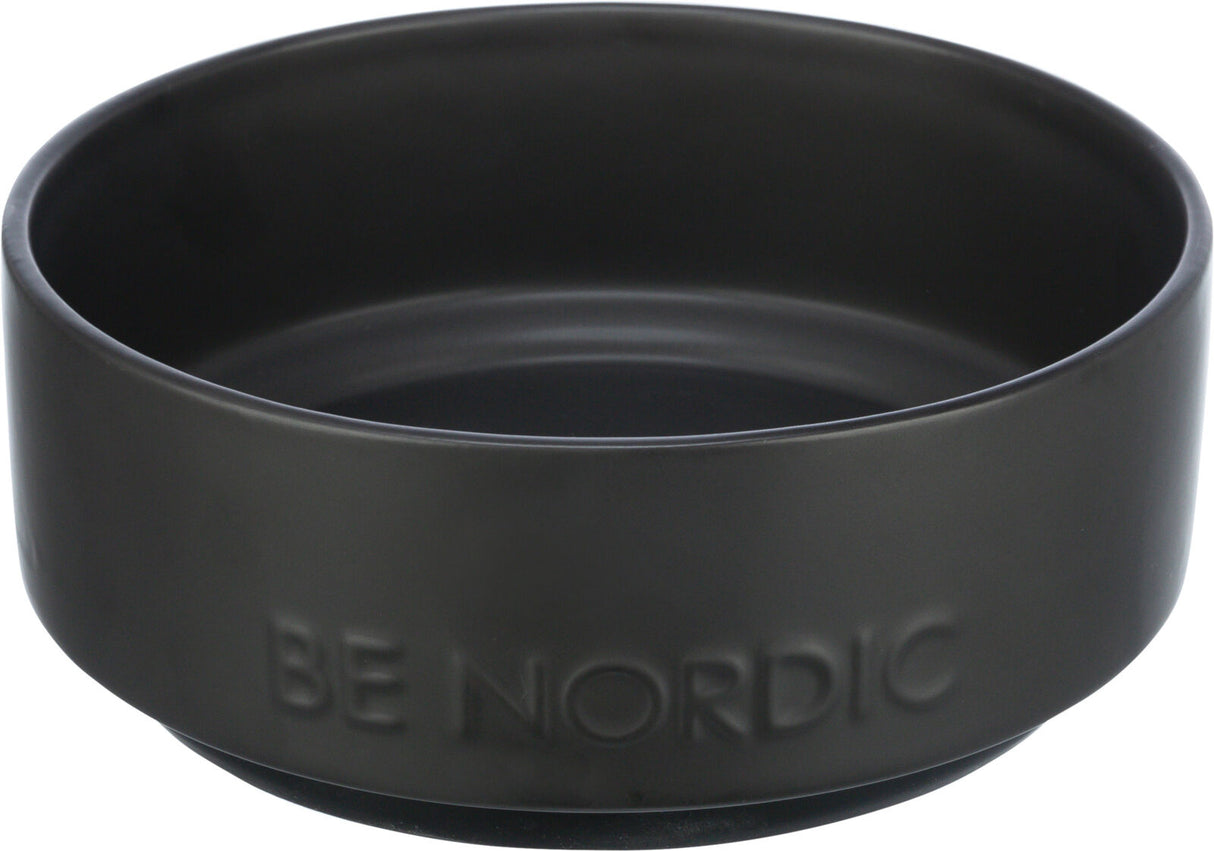 Schwarze Schale mit der Aufschrift "BE NORDIC" auf der Außenseite, runde Form, keine weiteren sichtbaren Details.