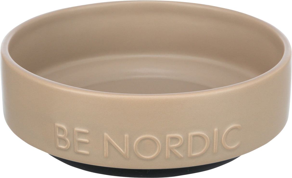 Beige Napf aus Keramik mit der Prägung „BE NORDIC“ auf der Seite, rund und schlichtes Design.
