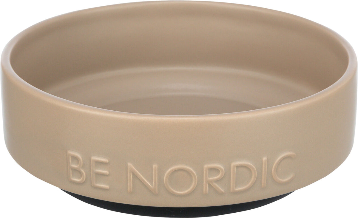 Beige Napf aus Keramik mit der Prägung „BE NORDIC“ auf der Seite, rund und schlichtes Design.