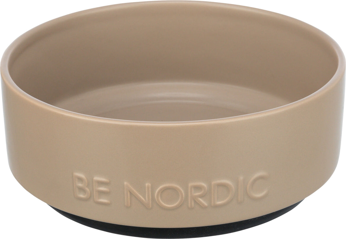 Beigefarbene Schale mit der Aufschrift "BE NORDIC", runde Form, glatte Oberfläche, schwarzer Boden.