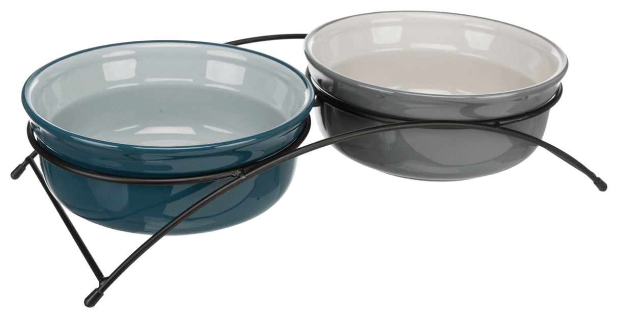 Zwei runde Schalen in Blau und Grau, auf einer schwarzen Metallhalterung sitzend, vor weißem Hintergrund.