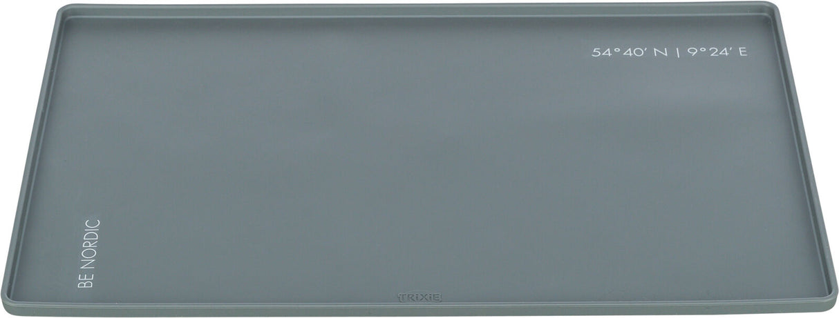 Graue rechteckige Matte mit erhöhtem Rand, Schriftzug "BE NORDIC" und Koordinaten "54°40'N | 9°24'E".