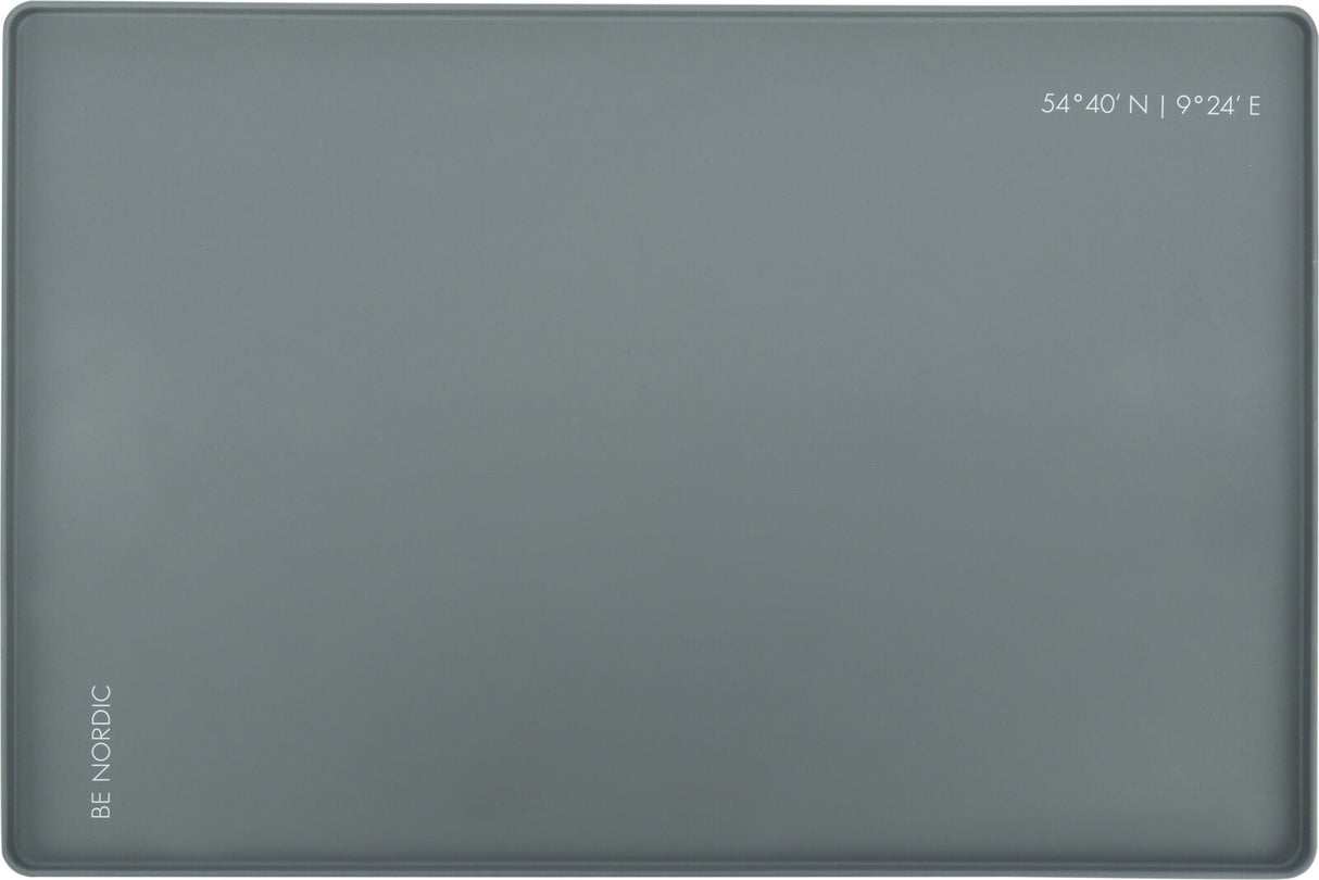 Graues rechteckiges Tablett mit den Koordinaten 54°40'N 9°24'E und dem Schriftzug "BE NORDIC" in Weiß.