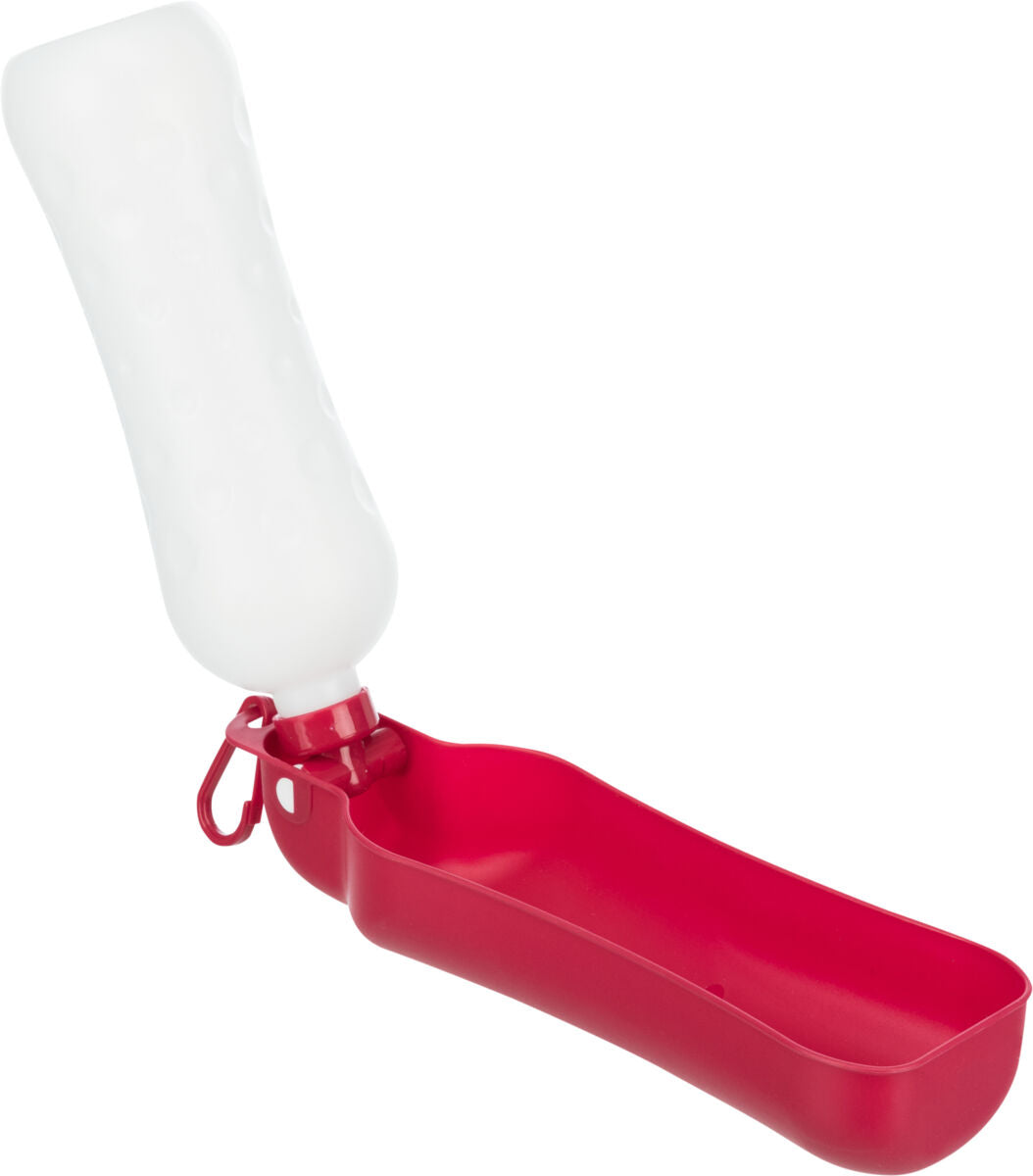 Rote Wasserflasche mit integriertem Ausgießer, weiße Flasche, Haken zur Befestigung am Ausgießer.
