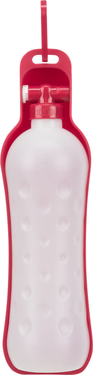 Weiße Flasche mit roten Elementen und Griff, strukturiert mit runden Erhebungen, vor neutralem Hintergrund.