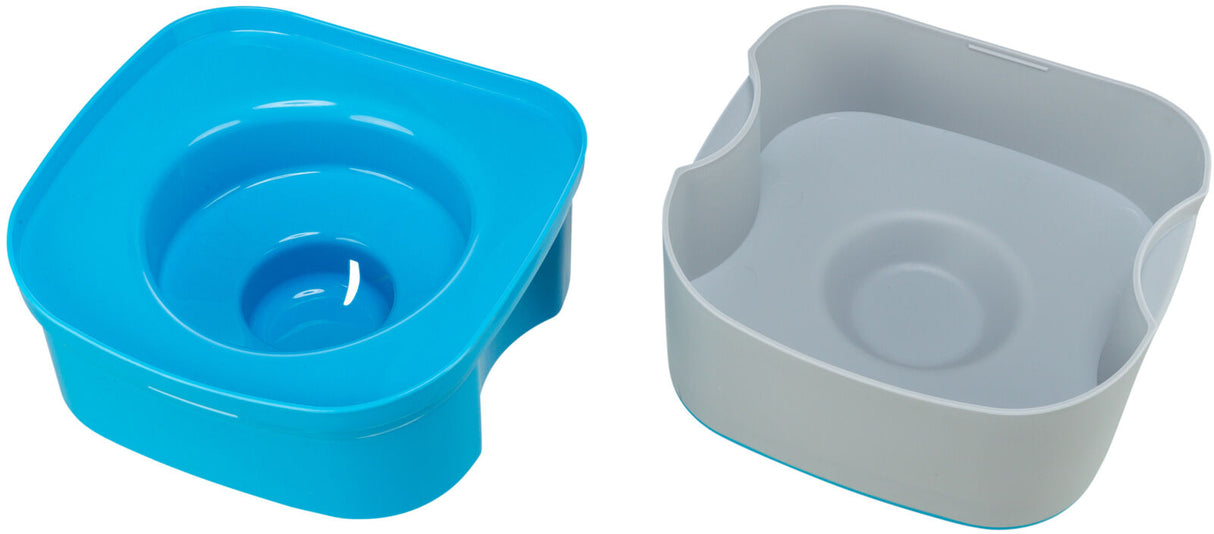 Zwei quadratische Kunststoffschüsseln, eine in Blau, die andere in Grau, mit runden Vertiefungen.