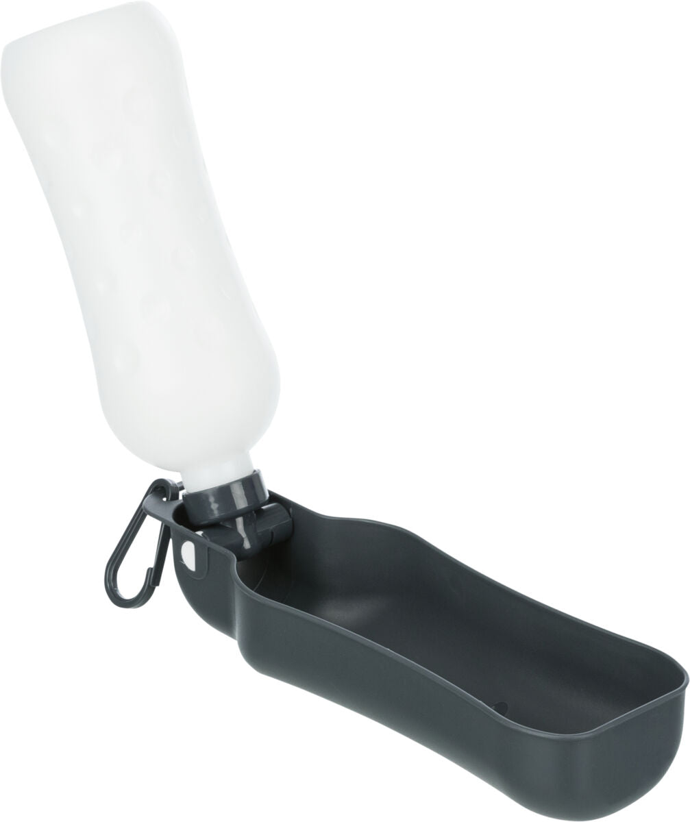 Tragbare Trinkflasche mit schwarzem Napf und weißer Flasche, seitlich angebrachter Karabinerhaken.