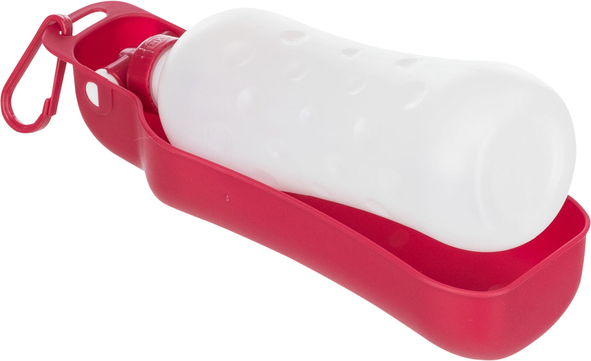 Weiße Flasche in einer roten Halterung mit einem Karabinerhaken, sich wahrscheinlich für unterwegs geeignet.