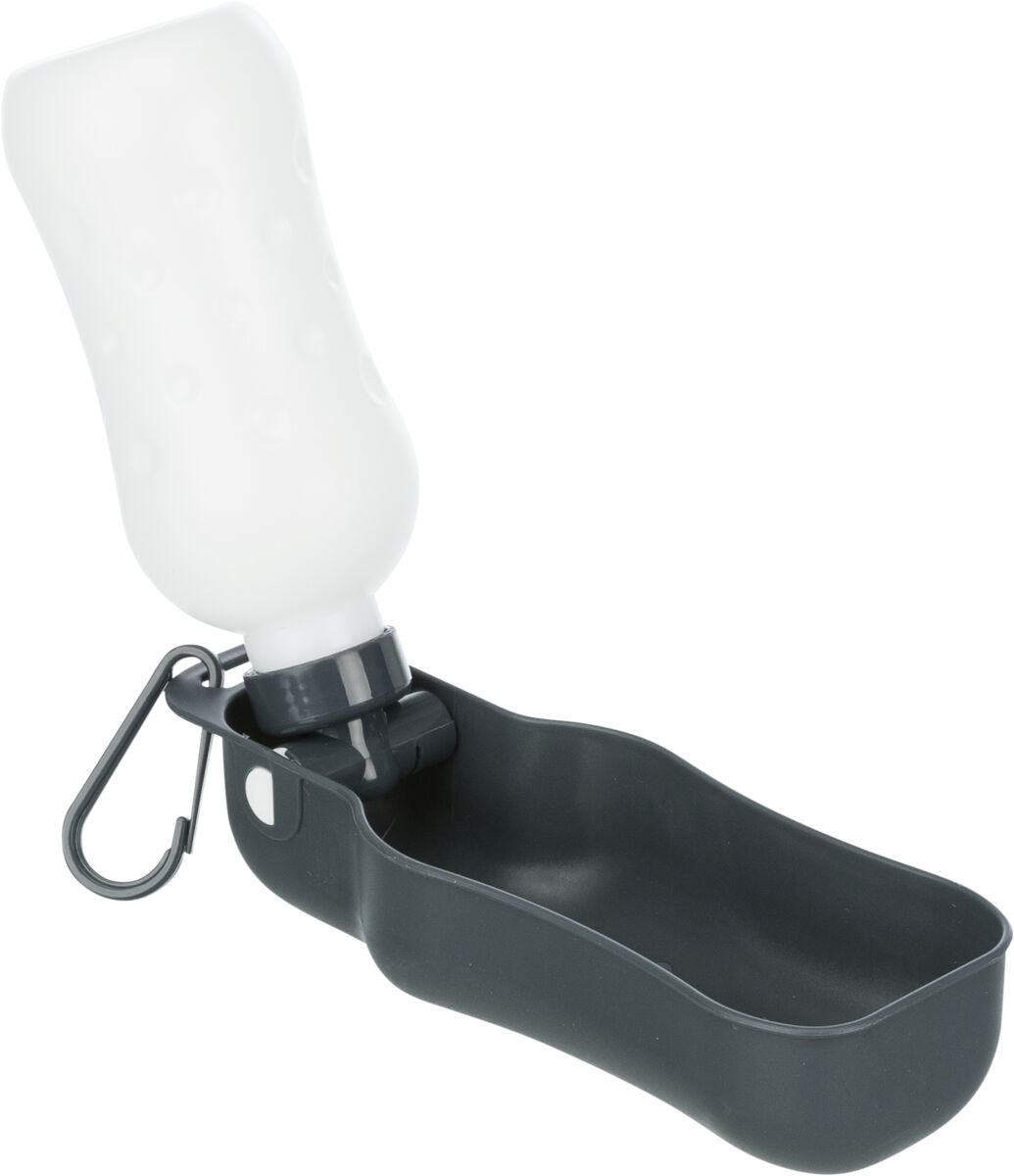 Tragbare Trinkflasche mit weißem Behälter und schwarzer Schale, an der ein Karabiner befestigt ist.