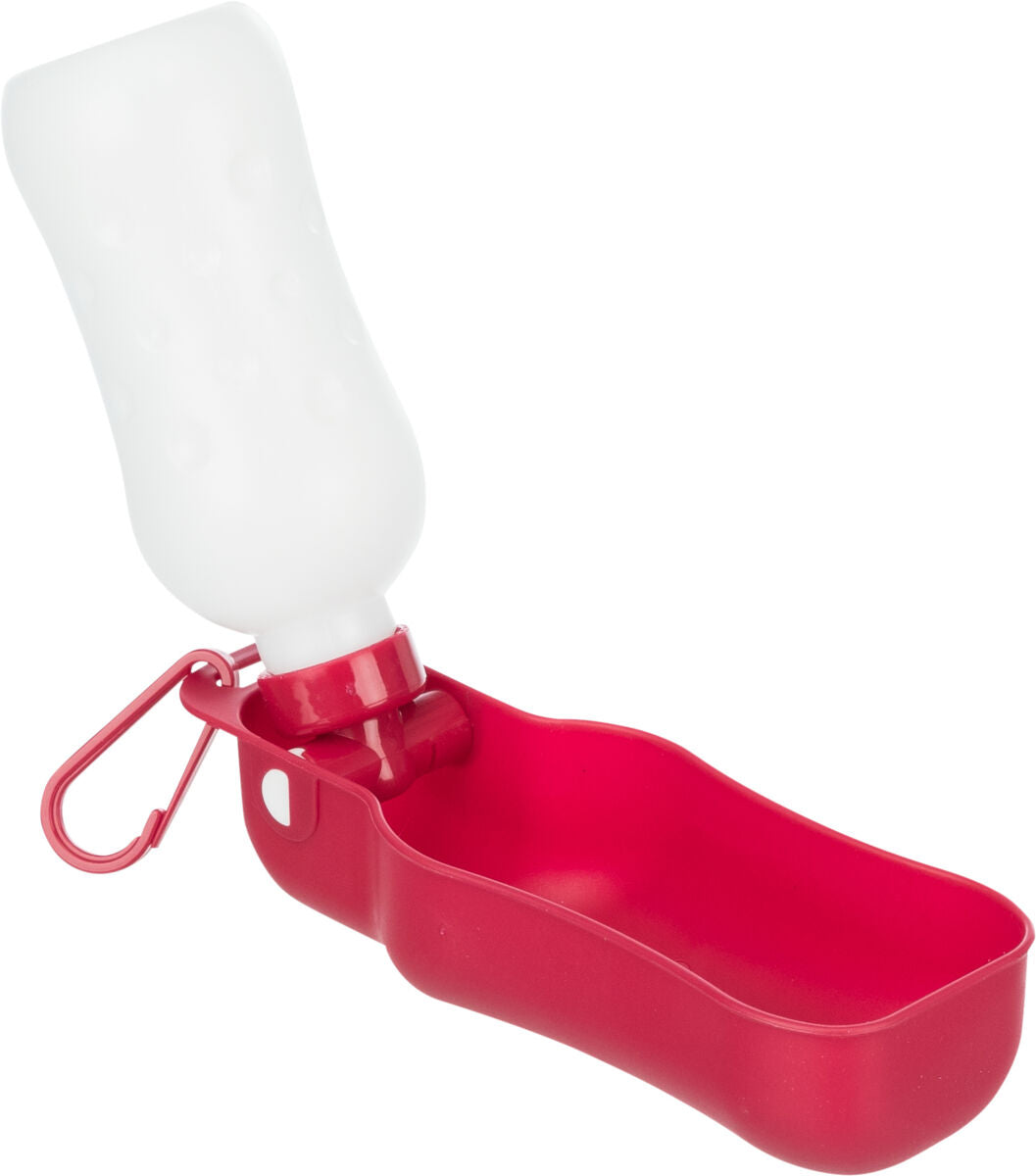 Rote Wasserflasche mit weißem Behälter und integriertem Trinknapf, Karabinerhaken an der Seite befestigt.