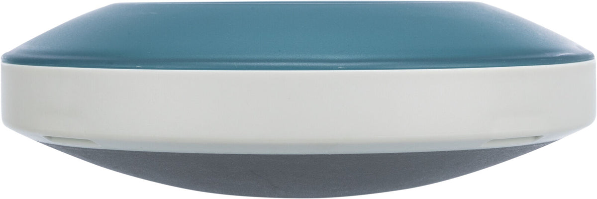 Dreifarbiges, rundes Objekt mit blauem oberen Bereich, weißem Mittelteil und grauer Unterseite.