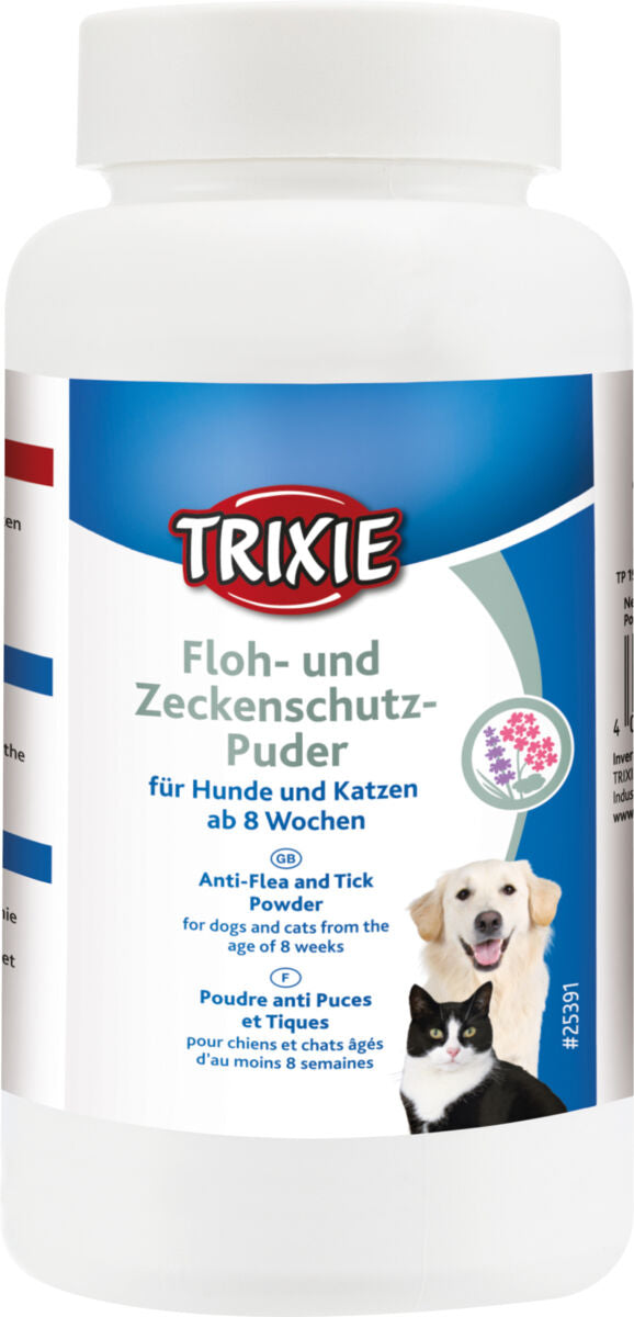 Weiße Flasche mit blauem Etikett und der Aufschrift "Trixie Floh- und Zeckenschutz-Puder für Hunde und Katzen ab 8 Wochen", dazu Bilder eines Hundes und einer Katze.