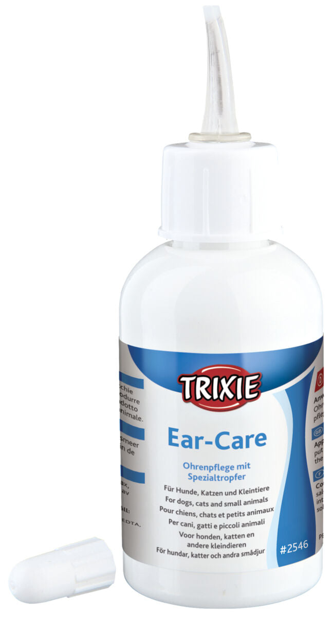 Weiße Flasche mit blauer Banderole und der Aufschrift "Trixie Ear-Care" sowie einem separaten weißen Deckel.