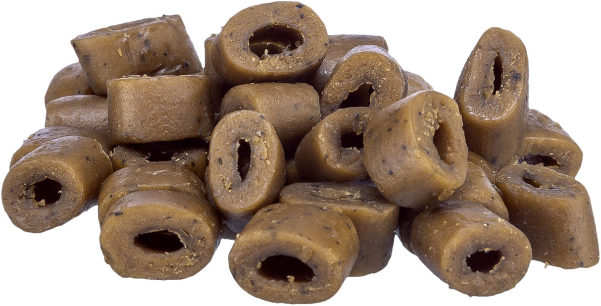 Stapelhaufen von kleinen, röhrenförmigen braunen Snacks mit rauer Oberfläche und sichtbaren Loch in der Mitte.