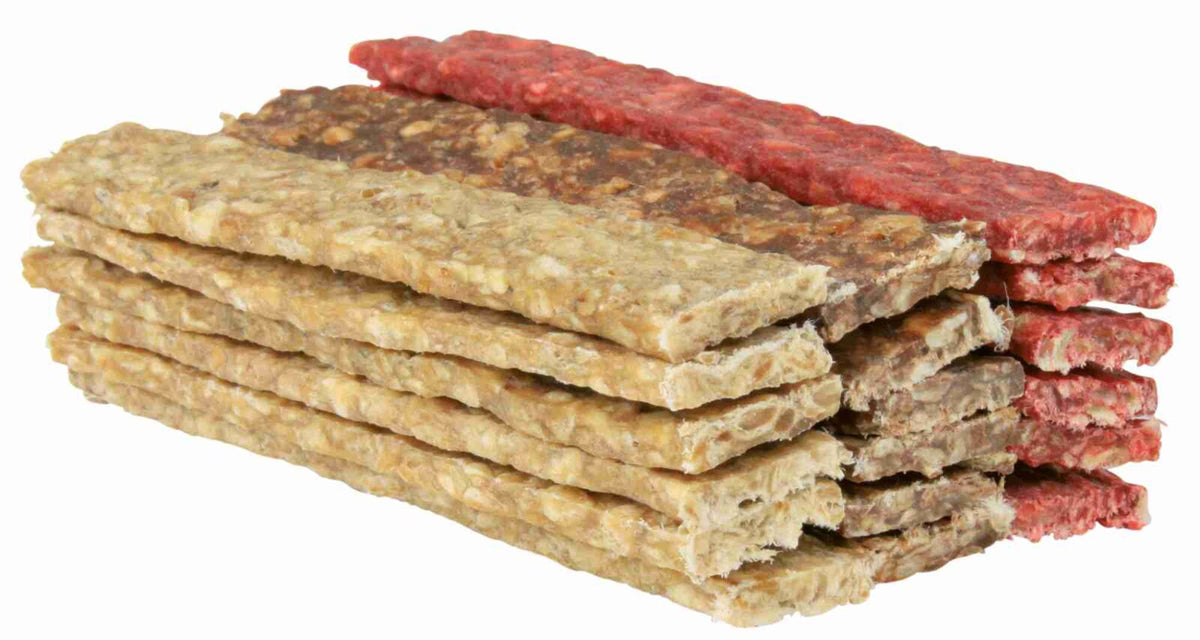 Ein Stapel von flachen, rechteckigen Snacks in beige, braun und rot, übereinander gestapelt.