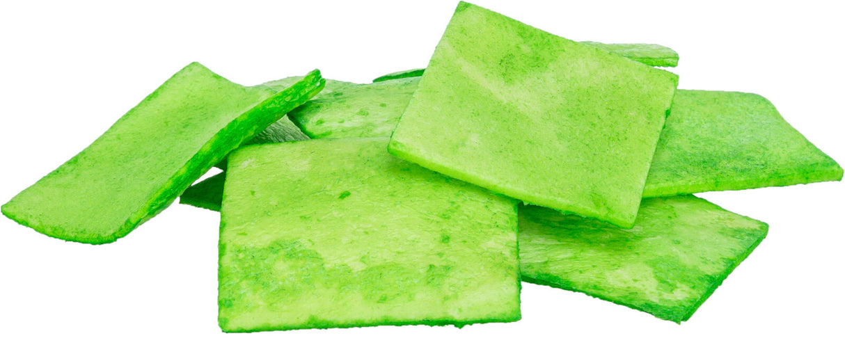 Mehrere flache, grüne quadratische Blätter liegen gestapelt auf einer weißen Oberfläche.